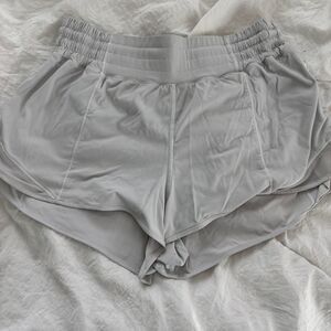 LULULEMON Women's Grey White Hotty Hot HiRise 2.5 Sz 8 Shorts